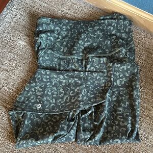 Lululemon Dark Green Leopard Print Leggings